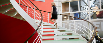 Une jeune femme monte les escaliers Une jeune femme monte les escaliers